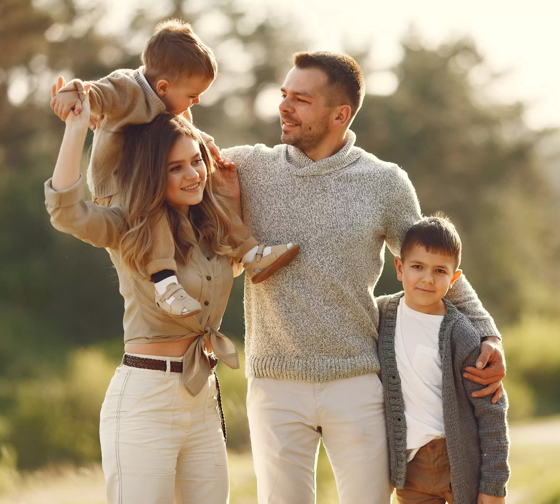 AnyConv.com__cute-family-playing-summer-field-1-scaled-e1704365499919.webp